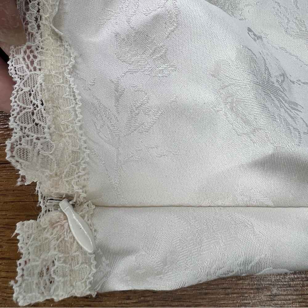 Little Lie Women’s Small Ivory Lave Top with bow - Picture 5 of 8